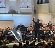Михаил Дзюдзе, исполнитель на балалайке-контрабас, солирует на концерте Всероссийского молодёжного оркестра национальных инструментов