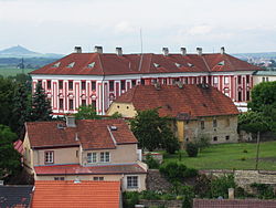 Litoměřická biskupská rezidence. Kaple je uvnitř budovy z tohoto pohledu vpravo. Na fasádě jsou viditelná zazděná bílá okna za nimiž se nachází oltářní stěna kaple.