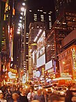 Ljusreklam lyser upp Times Square i New York.