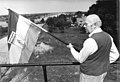 Hans Rasenberger mit Flagge