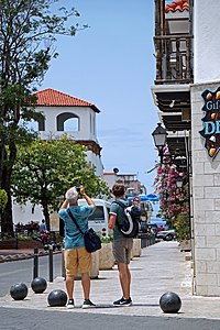 Tourists in Колонијални град