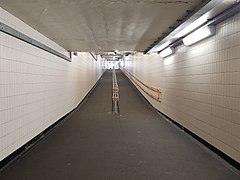 De hellingbaan tussen tunnel en stationshal.