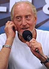 Charles Dance dans le rôle de Steven Traynor.