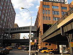 High Line بین خیابانهای ۱۴ و ۱۵ که مسیرها از طبقه دوم ساختمان بازار چلسی عبور می‌کنند ، با یک پیست فرعی و پل عابر پیاده