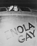 Paul Tibbets acenando da janela do cockpit do Enola Gay