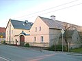 Bauernhof mit Wohnhaus, Ausgedingehaus, Seitengebäude, Hofmauer mit kleiner Pforte und großem Torbogen sowie Einfriedung des Vorgartens