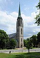 Evangelische Stadtkirche Zum Heiligen Kreuz (mit Ausstattung) und Kirchplatz mit Springbrunnen, Allee, zwei Straßenlaternen (vor dem Eingangsportal) sowie zwei Stützmauern (mit Einfriedung) südlich und nördlich der Kirche