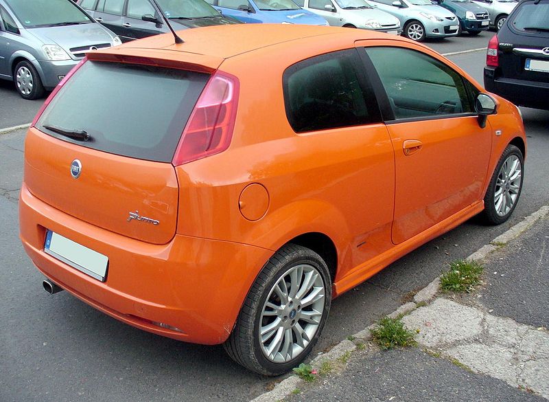 File:Fiat Grande Punto Dreitürer Carribeanorange Heck.JPG