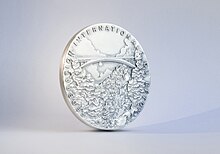 La foto muestra una fotografía de la "Medalla al Mérito en fibra" de la Fédération internationale du béton