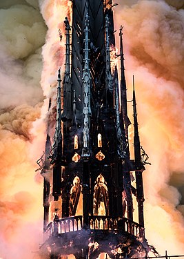 Photographie prise depuis le Pont Saint Louis de la flèche de la cathédrale Notre Dame lors de l'incendie du 15 avril 2019 von LEVRIER Guillaume, CC BY-SA 4.0