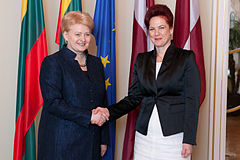 ラトビアのソルヴィタ・アーボルティニャ国会議長と（2012年6月13日）