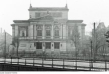 Ruine des zweiten Gewandhauses, davor die Porträtstele Mendelssohns von Walter Arnold, 1947