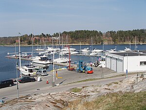 Gåshaga Marinas östra bryggplatser för fritidsbåtar mot Hustegafjärden.