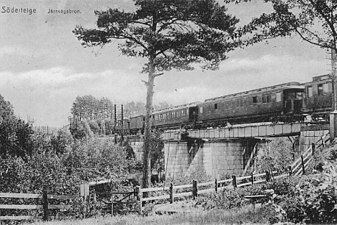 Ett tågsätt passerar bron, cirka 1910.