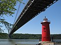 Le phare, dominé par le pont George-Washington.