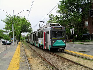 Входящий поезд на улице Таппан, июнь 2014.JPG