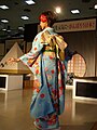 Japonka ubrana w furisode, sfotografowana od tyłu.