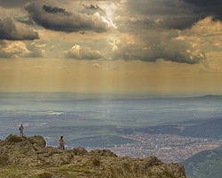 Szliven és a Felső-Trák-alföld keleti része a Balkán-hegység déli pereméről nézve