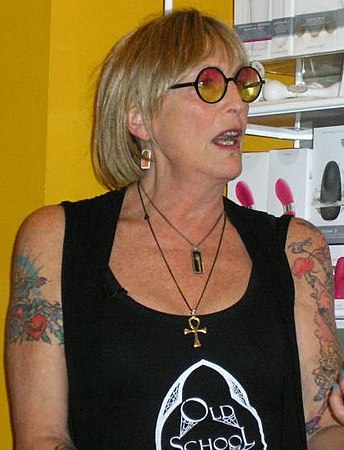 Kate Bornstein: escritora, atriz, e artista trans não-binária estado-unidense de ascendência judaica