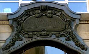 Portalfries am Haus Glockengießerwall 1 zur Erinnerung an das Kloster