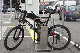 Vélo électrique du Wikimédien Jérémy Jähnick branché à la station de recharge.