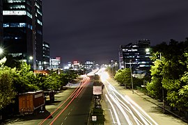 Vue nocturne sur le Inorbit Mall Road, quartier de HITEC City.