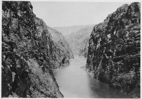 Vue en 1933 du Black Canyon du Colorado au niveau du site du futur barrage Hoover.