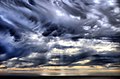 出現在美國加州三藩市灣的乳狀雲和雲隙光