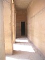 Portique du mastaba de Ti avec au fond la porte donnant accès aux salles du culte funéraire