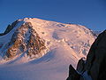 Il versante nord del Mont Blanc du Tacul dal Rifugio des Cosmiques. Lungo questo versante sale la via normale.