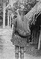 Kind in hoofddraagdoek, Nieuw-Guinea