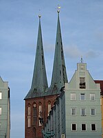 De geknikte ingesnoerde torenspitsen op de Nikolaikirche in Berlijn.