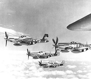 Un groupe de P-51D et B quips de rservoirs largables