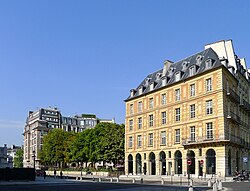 Rue de Harlay seen from Quai de l'Horloge [fr]. In the foreground : Hôtel de Barlay (Maison du Barreau), the building at No. 2. Place Dauphine is behind the trees.