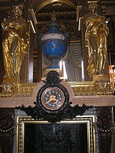 L'Harmonie et La Poésie, caryatides en zinc et cuivre argenté de la cheminée ouest du foyer de l'opéra Garnier à Paris.