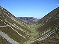 Blick vom Verbindungssattel nach Norden in das Bachtal zwischen Meall an Dobharchain und Sgairneach Mhòr