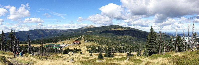 Sur pasejo Špidler (de maldekstre dekstren: Špindlerova bouda, eksa limregiona gardistarejo kaj Schronisko Odrodzenie)