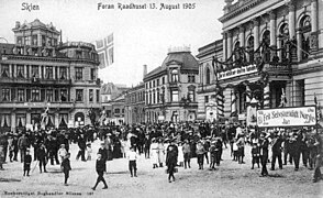 Rådhusplassen med Rådhuset til høyre, 1905. Foto: Ragnvald Nyblin