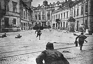Советские солдаты ведут бои на улицах Львова