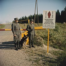Finnish Border Guards at the border area in 1967 Russisch-finse grens. Grenswachtpatrioulles bij slagboom, Bestanddeelnr 254-7426.jpg