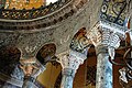 Décor à base de rinceaux en mosaïques (intrados) et opus sectile (écoinçons) sur les arcades à Sainte-Sophie de Constantinople (VIe siècle).