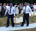 Beisetzung von Sär­gen auf dem Sow­je­ti­schen Sol­da­ten­fried­hof in Ober­wart am 24. Juni 2016.