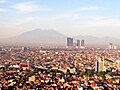 Kota Surabaya dengan latar belakang pegunungan Arjuno-Welirang di kejauhan.