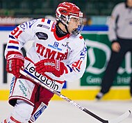 Magnus Pääjärvi com equipamento de fora de casa