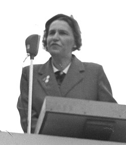 Archivo:Ulla Lindström i talarstolen första maj 1955 226420 (cropped).tif