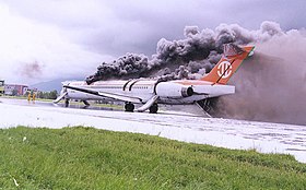 L'appareil en flamme sur la piste.