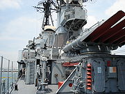 艦中央部の21インチ五連装魚雷発射管及び3インチ連装速射砲。