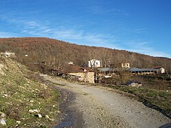 Църквата „Свети Георги“ и кошара за говеда в центъра на Витово