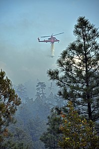 Kaman K-1200 de Rainier Heli International (N699RH) en intervention sur un feu dans la forêt nationale de Kaibab en octobre 2009.