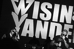 Wisin (oik.) ja Yandel (vas.) esiintymässä vuonna 2008.